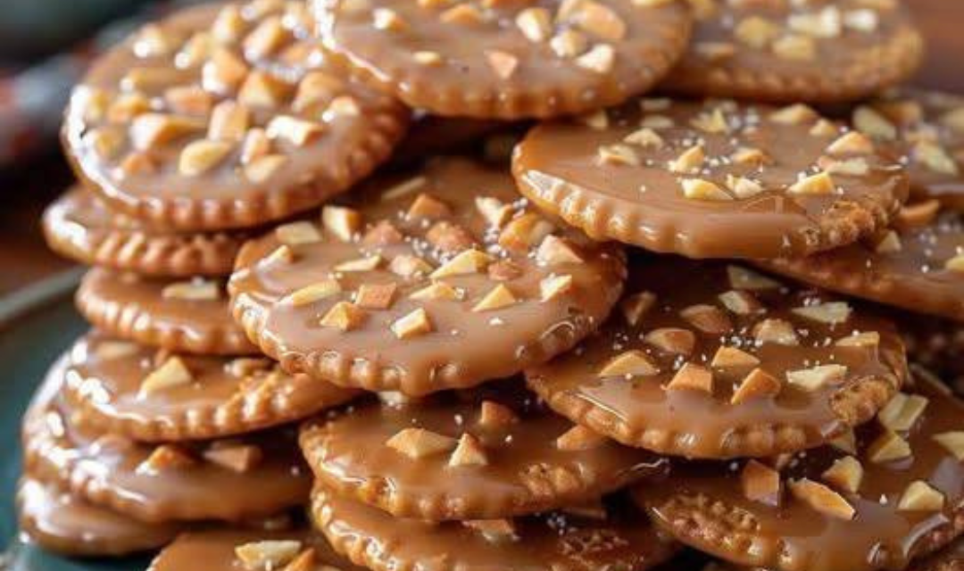 Misturei poucos ingredientes e preparei esses cookies de caramelo com amendoim crocante que sumiram da assadeira em minutos