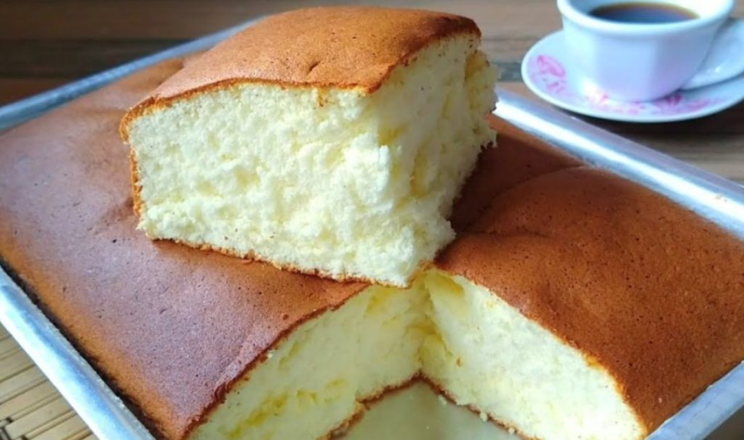Bati claras em neve e saiu esse bolo algodão tão fofinho que desmancha na boca