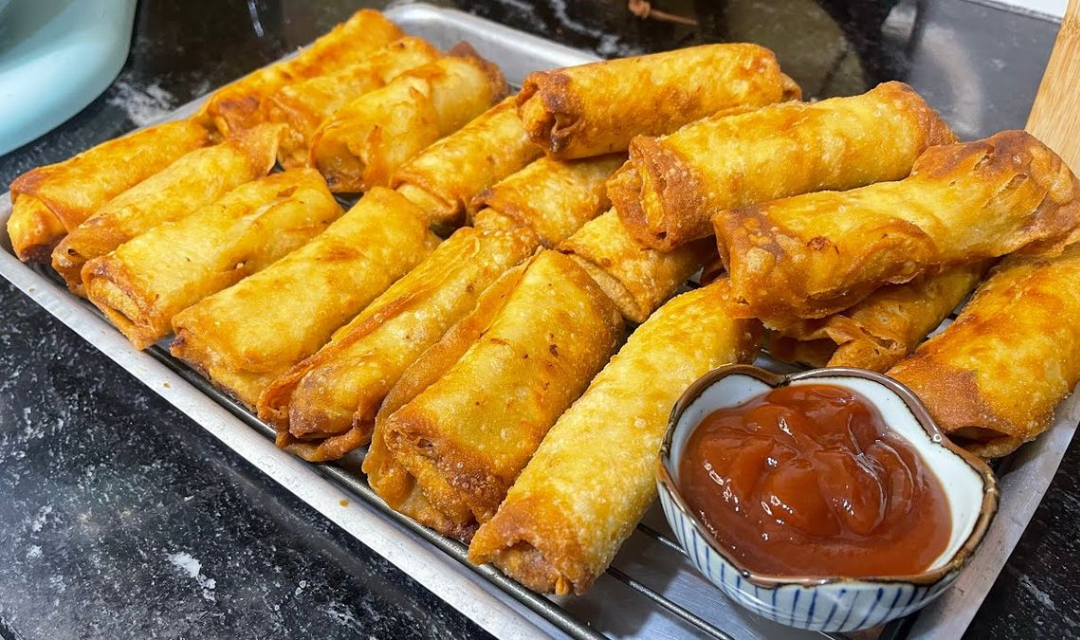 Misturei carne temperada com legumes, enrolei na massa e fritei… nasceu esse rolinho primavera crocante por fora e suculento por dentro