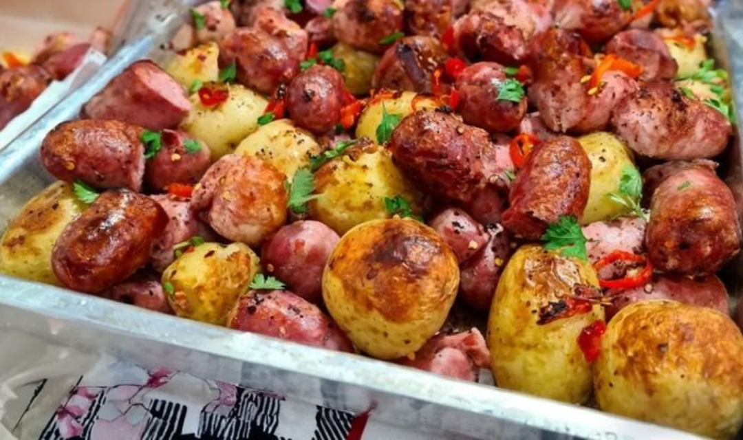 Linguiças com Batatas e Pimentões Assados no Forno