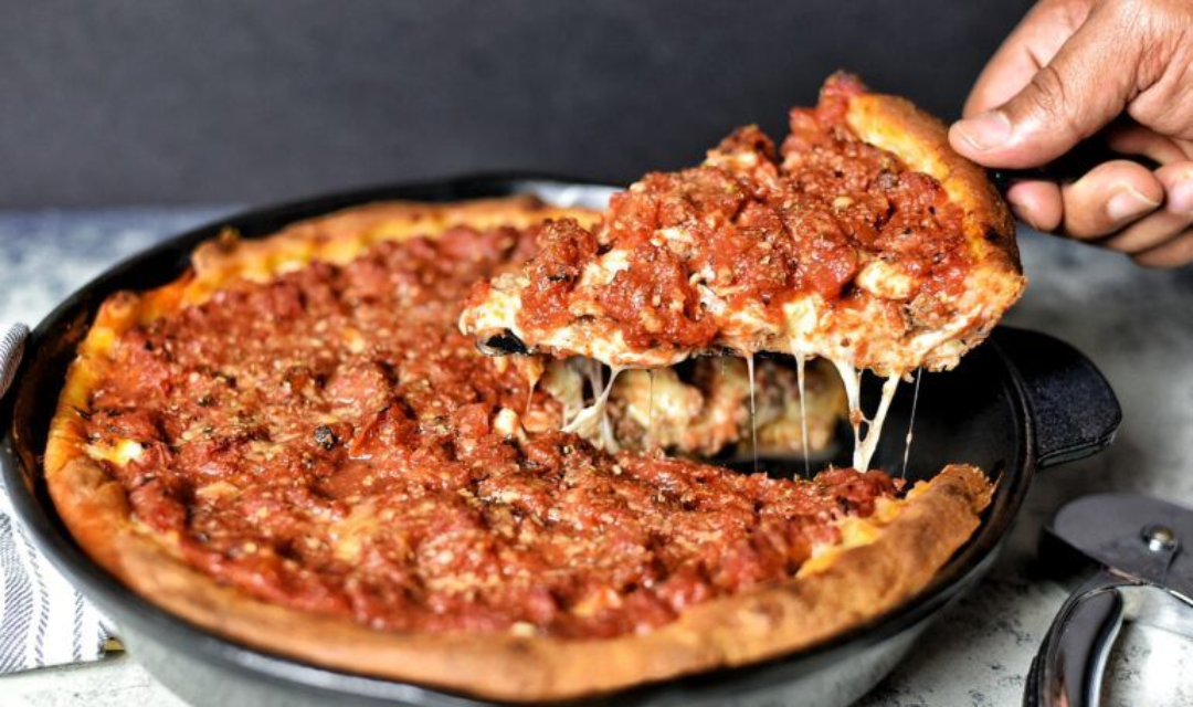 Fiz essa pizza caseira estilo Chicago e virou atração aqui em casa