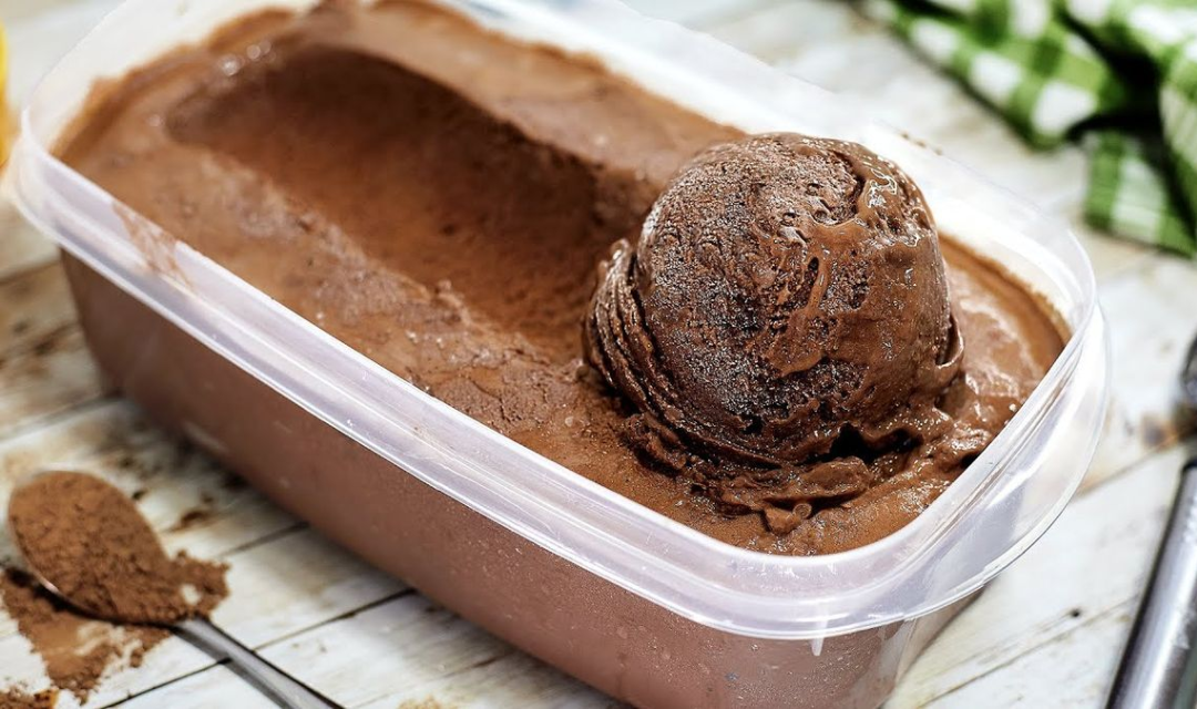 Sorvete Caseiro de Chocolate Cremoso e Fácil