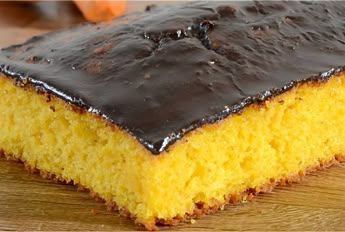 Bolo de cenoura fofinho com cobertura de chocolate