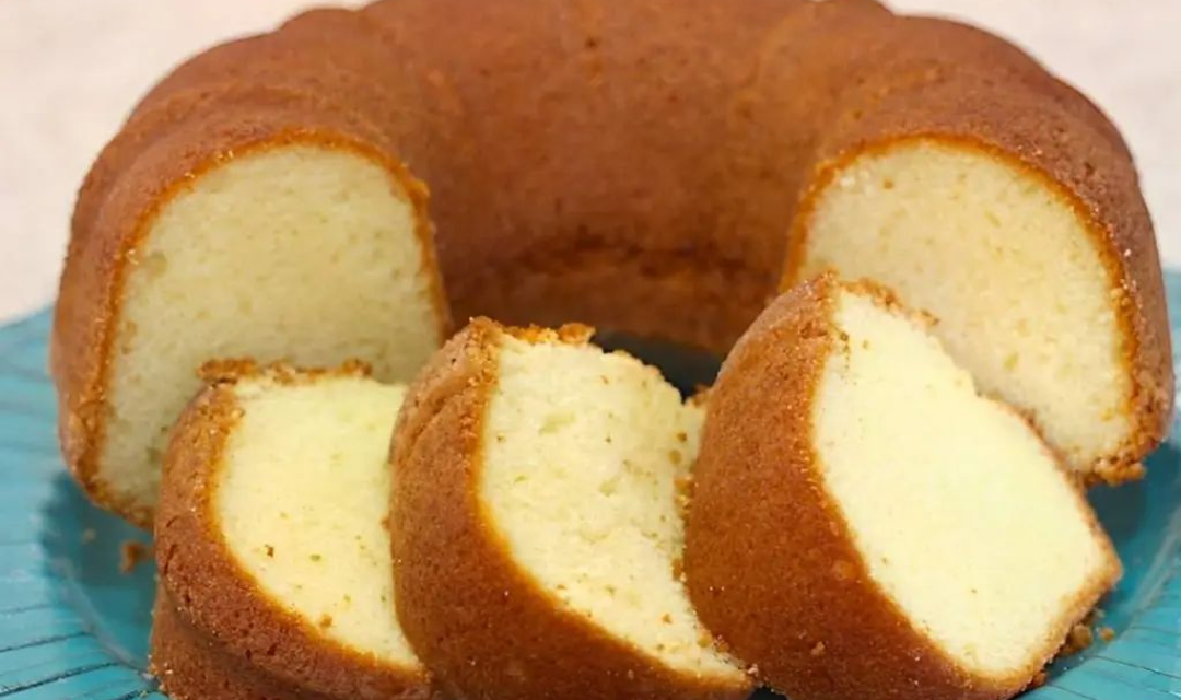 Esse Bolo de Iogurte Fica Tão Fofinho que Aqui em Casa Desaparece em Minutos