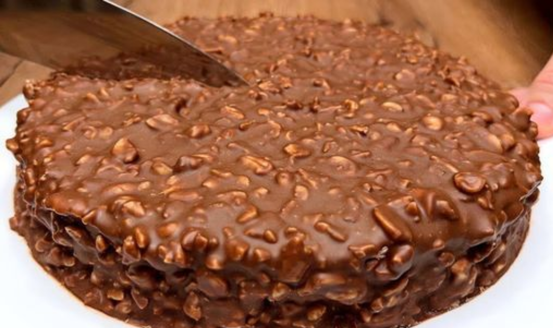 Fiz essa torta de chocolate crocante em 15 minutos e agora todo mundo aqui em casa acha que eu virei confeiteira profissional