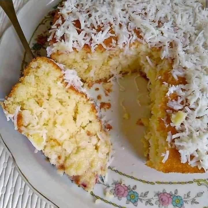 Bolo Gelado de Coco: fofinho, molhadinho e com aquela cobertura generosa que faz todo mundo pedir mais