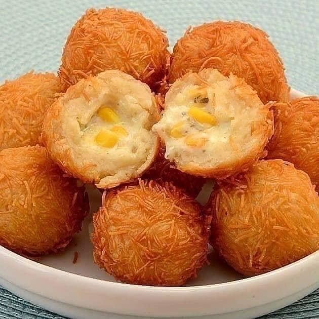 Essa bolinha crocante com queijo e milho fica tão cremosa que desmancha na boca