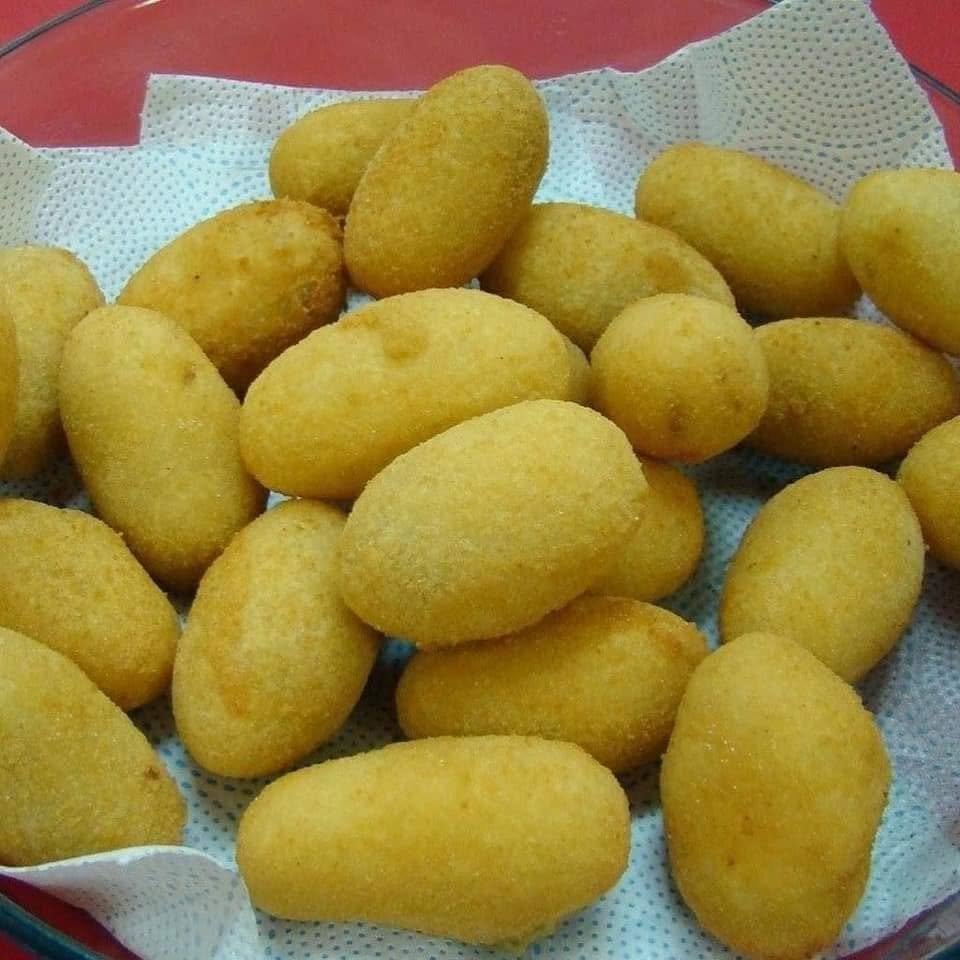 Quando faço esse bolinho de mandioca com carne seca não sobra nem a casquinha crocante