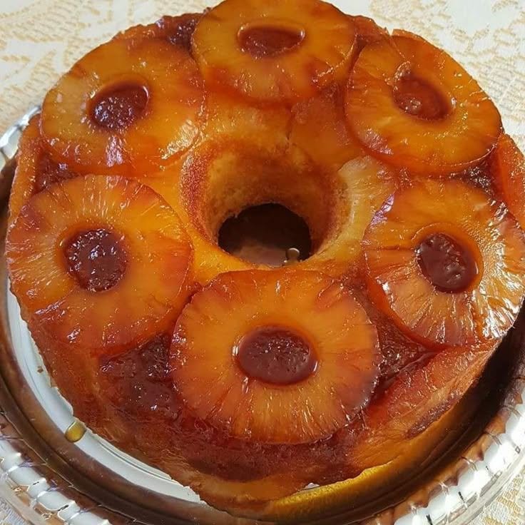 Fiz esse bolo de abacaxi caramelizado e minha irmã disse que foi o melhor bolo que ela já comeu na vida