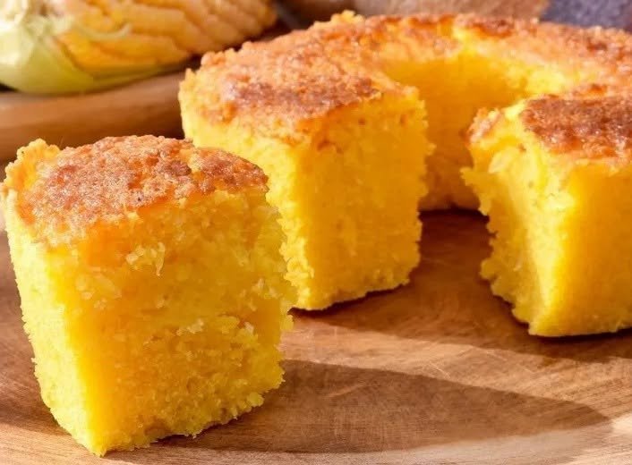 Esse bolo de milho cremoso fica tão úmido que desmancha na boca