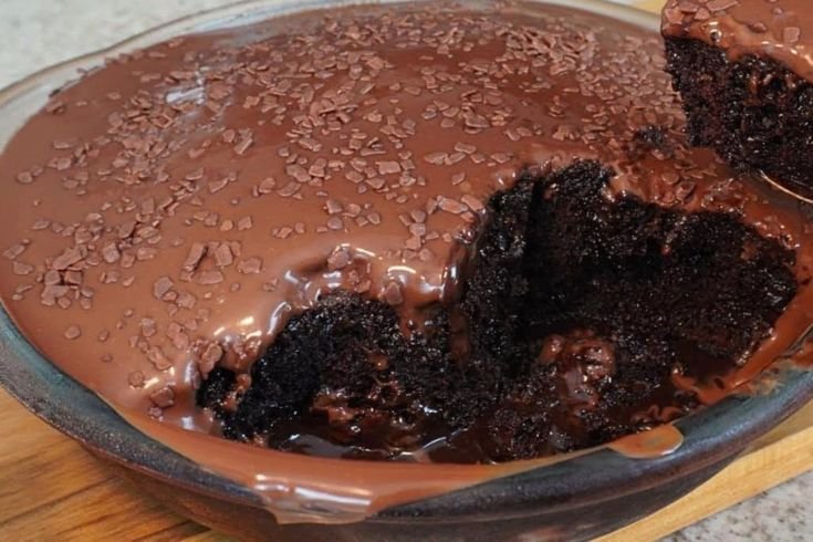 Fiz esse bolo gelado de chocolate na travessa e meu marido me chamou de rainha da cozinha