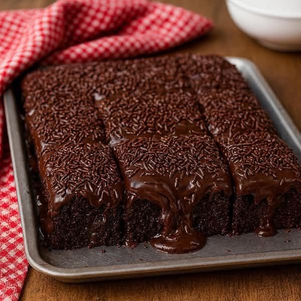 Essa receita de bolo nega maluca rende bem e é uma delícia