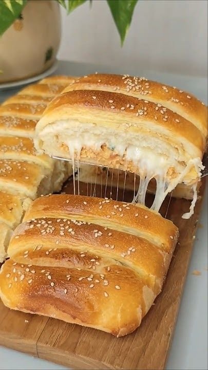 Esse pão recheado com frango e queijo fica tão cremoso que desmancha na boca
