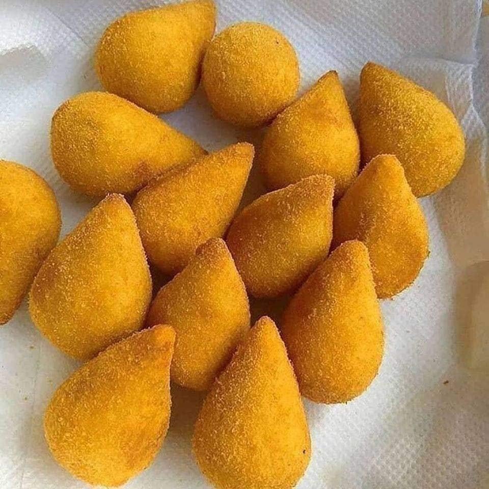 Coxinha de frango com catupiry: crocante por fora e cremosa por dentro