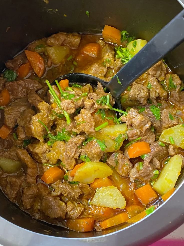 Quando faço esse ensopadinho de carne com legumes não sobra nada na panela