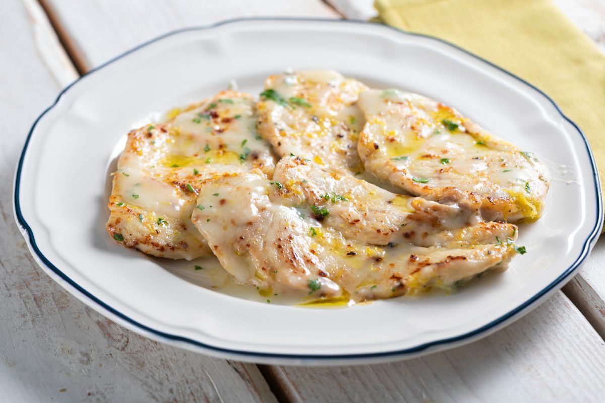 Esse escalope de frango ao forno com ervas fica tão suculento que desmancha na boca