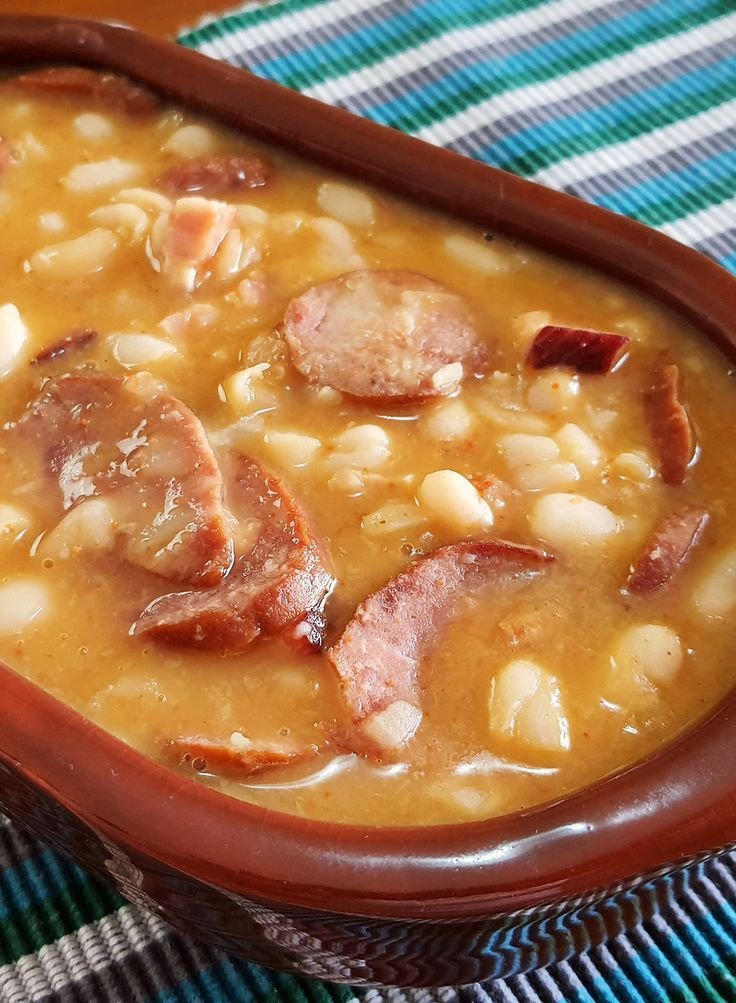 Fiz esse feijão branco com linguiça e bacon e meu marido me chamou de rainha da cozinha