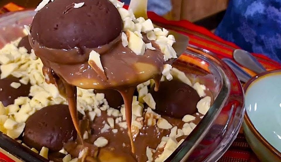 Fica tão cremoso que desmancha na primeira garfada esse pavê de wafer com iogurte