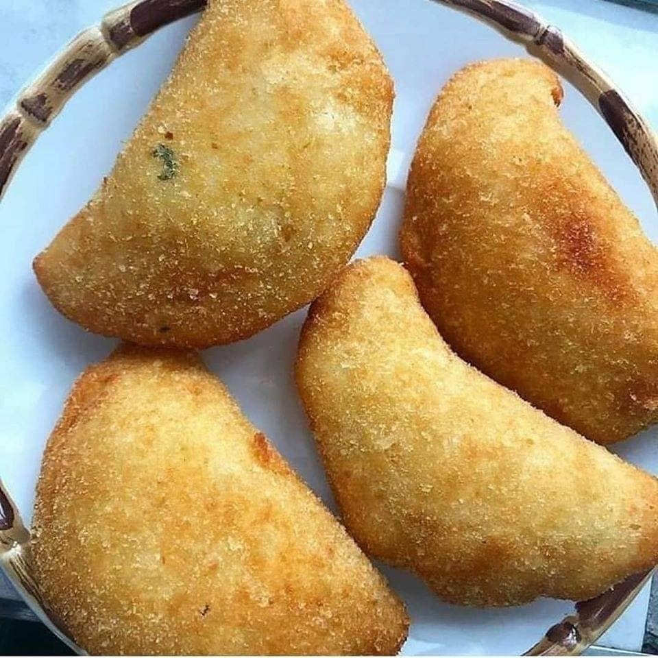 Esse risole de presunto e queijo fica tão cremoso que desmancha na boca