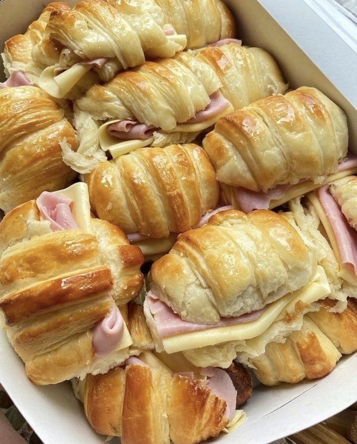 Croissant Recheado de Presunto e Queijo: Aquela tentação folhada de padaria que a gente ama desde a primeira mordida