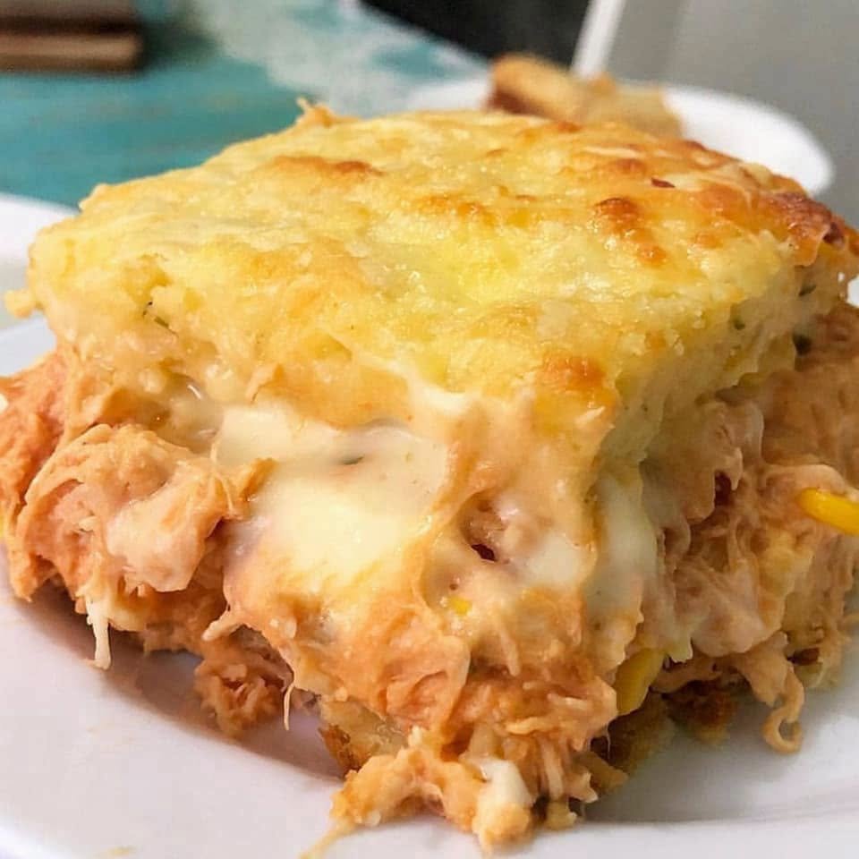 Torta de Frango Cremosa de Liquidificador: massa fofinha, recheio cremoso e aquela casquinha dourada irresistível