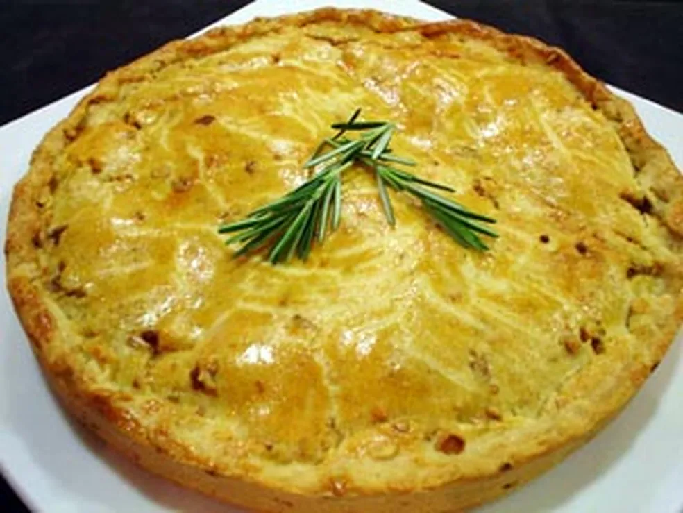 Esse empadão cremoso de alho-poró com queijo minas padrão fica simplesmente divino