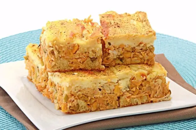 Essa Torta de Frango com Requeijão e Milho Fica Tão Cremosa que Todo Mundo Vai Pedir Mais um Pedaço