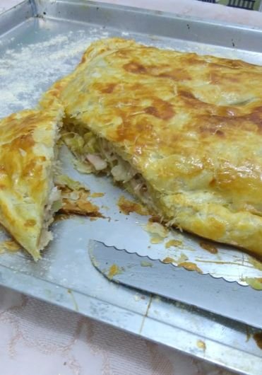 Torta de Frango com Alho-Poró: Cremosa por Dentro e com uma Massa Douradinha que Derrete na Boca